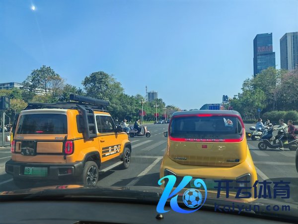 柳州街头随地可见的微型电动车 照相：肖理想